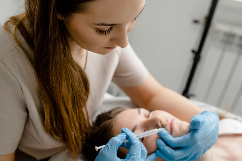 Wypełnianie ust za pomocą kwasu hialuronowemu